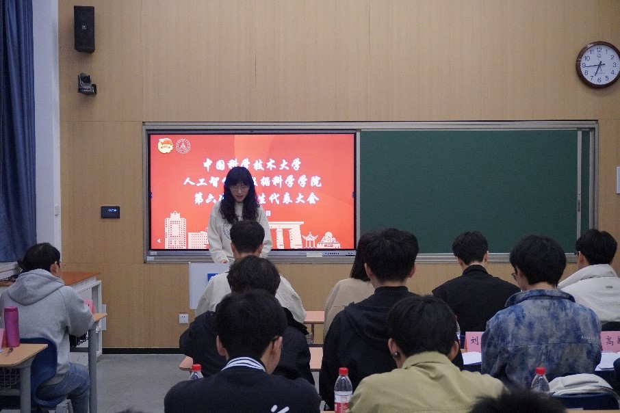 一群人正在听演讲

描述已自动生成